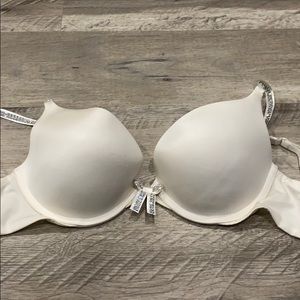 BNWOT Victoria’s Secret Very sexy Bra